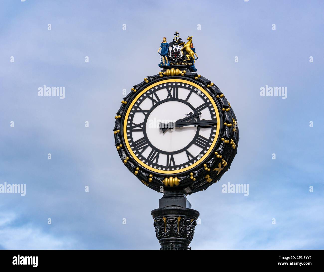 Nahaufnahme der kunstvoll verzierten viktorianischen Uhr an der Elm Row, Leith Walk, Edinburgh, Schottland, Großbritannien Stockfoto