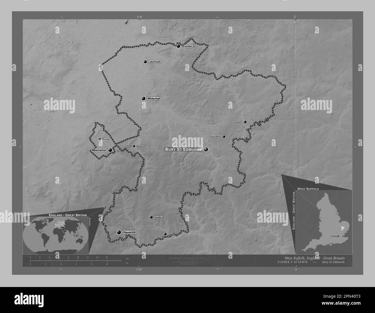 West Suffolk, nicht städtischer Bezirk von England - Großbritannien. Grauskala-Höhenkarte mit Seen und Flüssen. Standorte und Namen von Großstädten Stockfoto