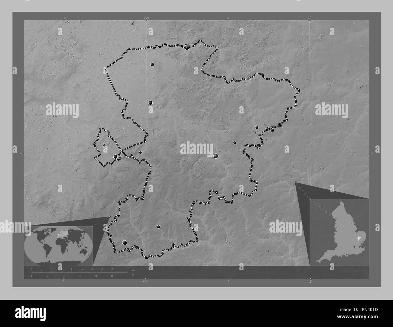 West Suffolk, nicht städtischer Bezirk von England - Großbritannien. Grauskala-Höhenkarte mit Seen und Flüssen. Standorte der Großstädte der RE Stockfoto