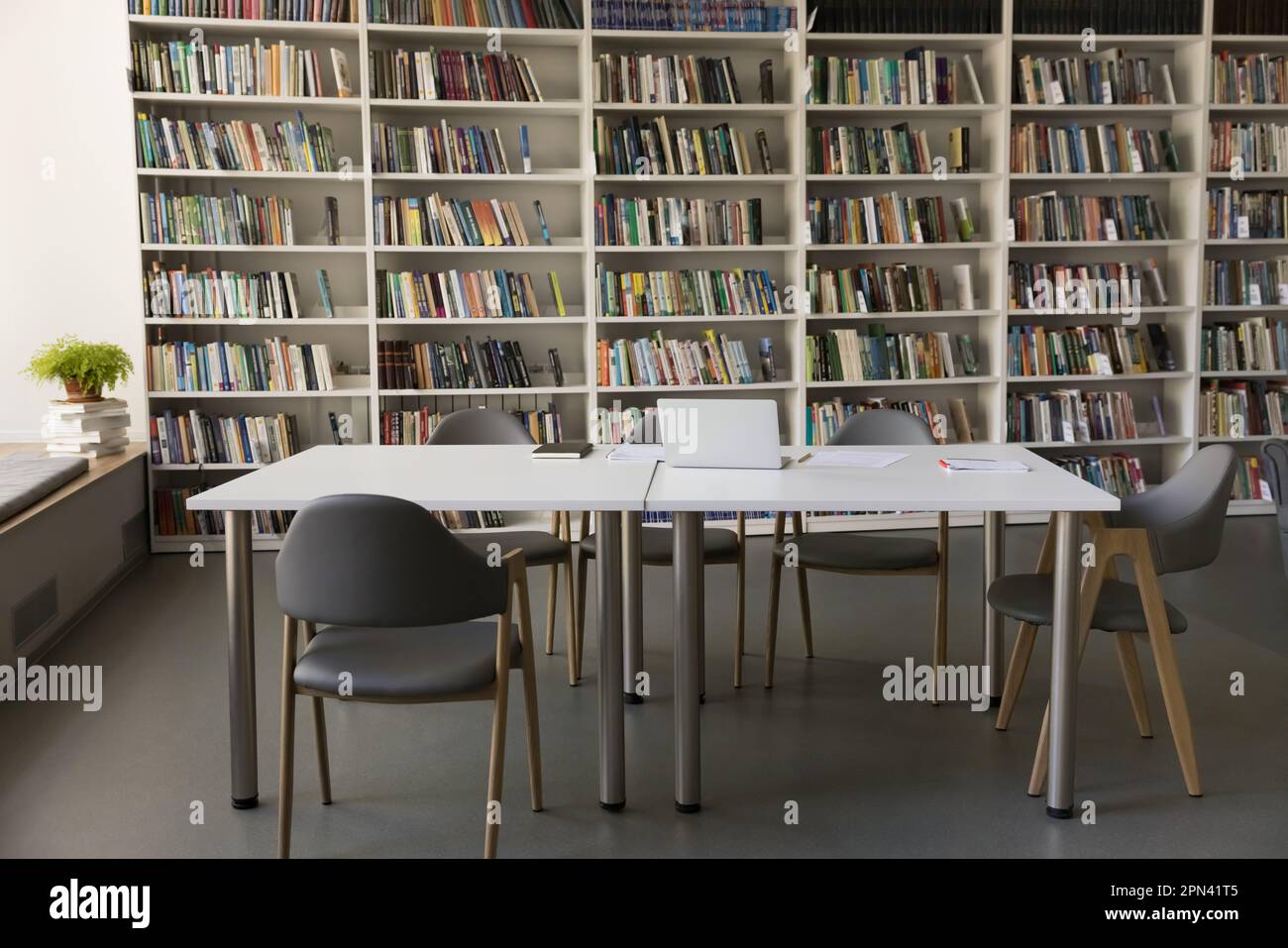Bücherregale mit Büchern auf Regalen der Universität Stockfoto