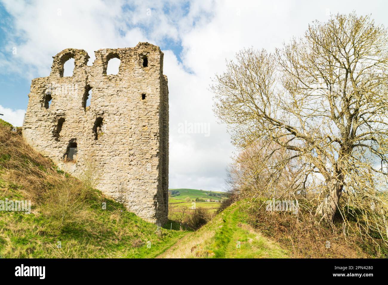 Ein Westerly-Blick auf die Ruinen von Clun Castle, einem normannischen Bauwerk aus dem 12. Jahrhundert in Shropshire, Großbritannien. Stockfoto