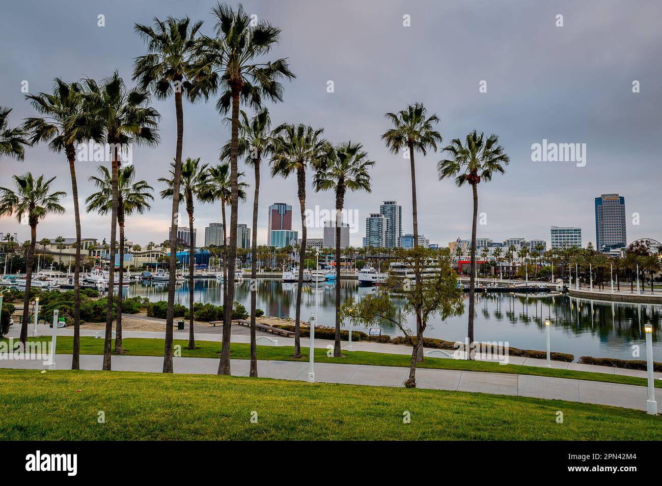 Sonnenaufgang über Shoreline Village in Long Beach Stockfoto