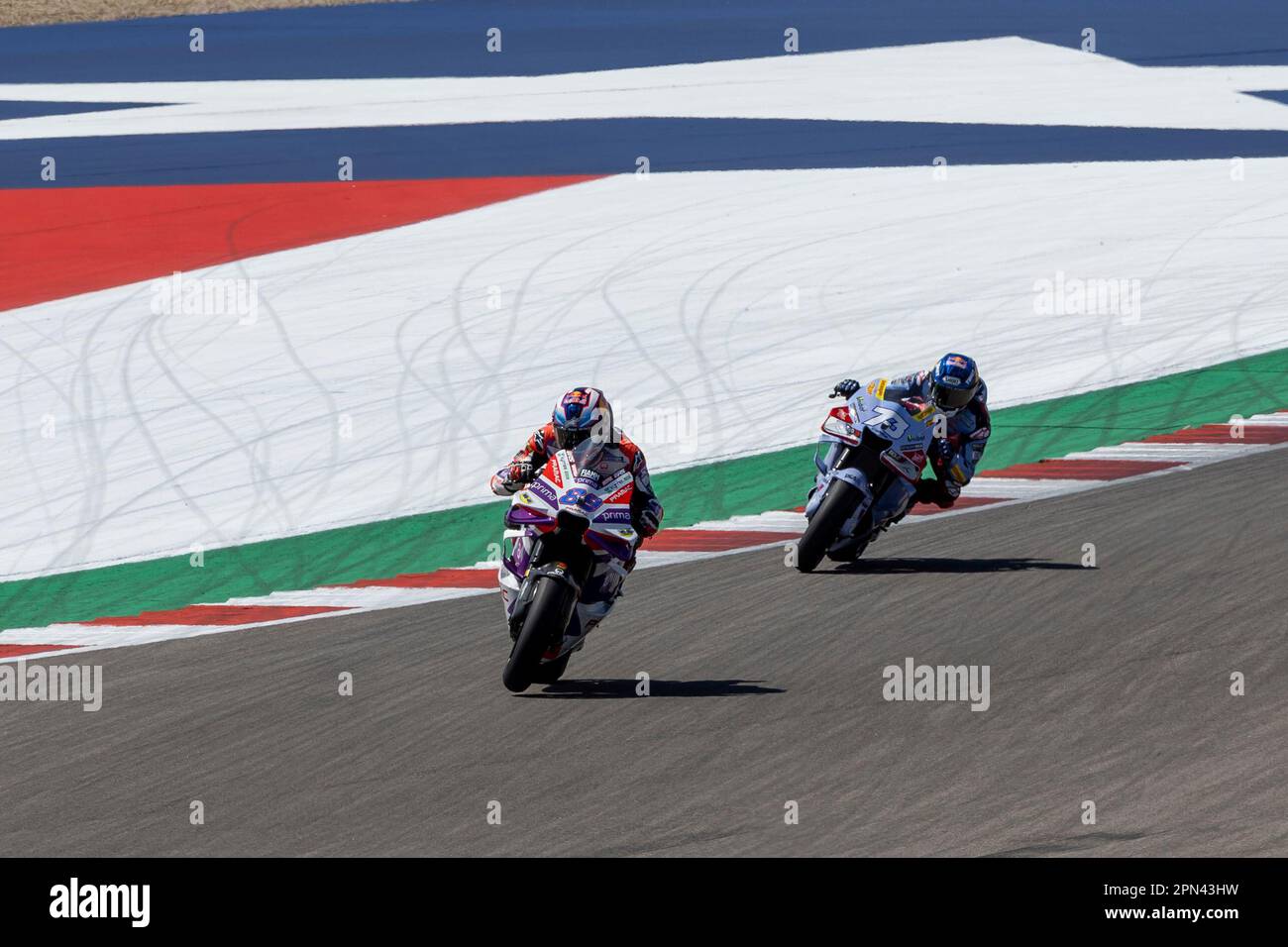 AUSTIN, TX - APRIL 15: Jorge Martin (89) of Spain and Prima Pramac Racing and Alex Marquez (73) of Gresini Racing MotoGP battle for position as they leave turn 12 during the Tissot Sprint Race at MotoGP Red Bull Grand Prix of the Americas on April 15, 2023, at Circuit of The Americas in Austin, Texas. (Photo by David Buono/Icon Sportswire) (Icon Sportswire via AP Images) Stockfoto