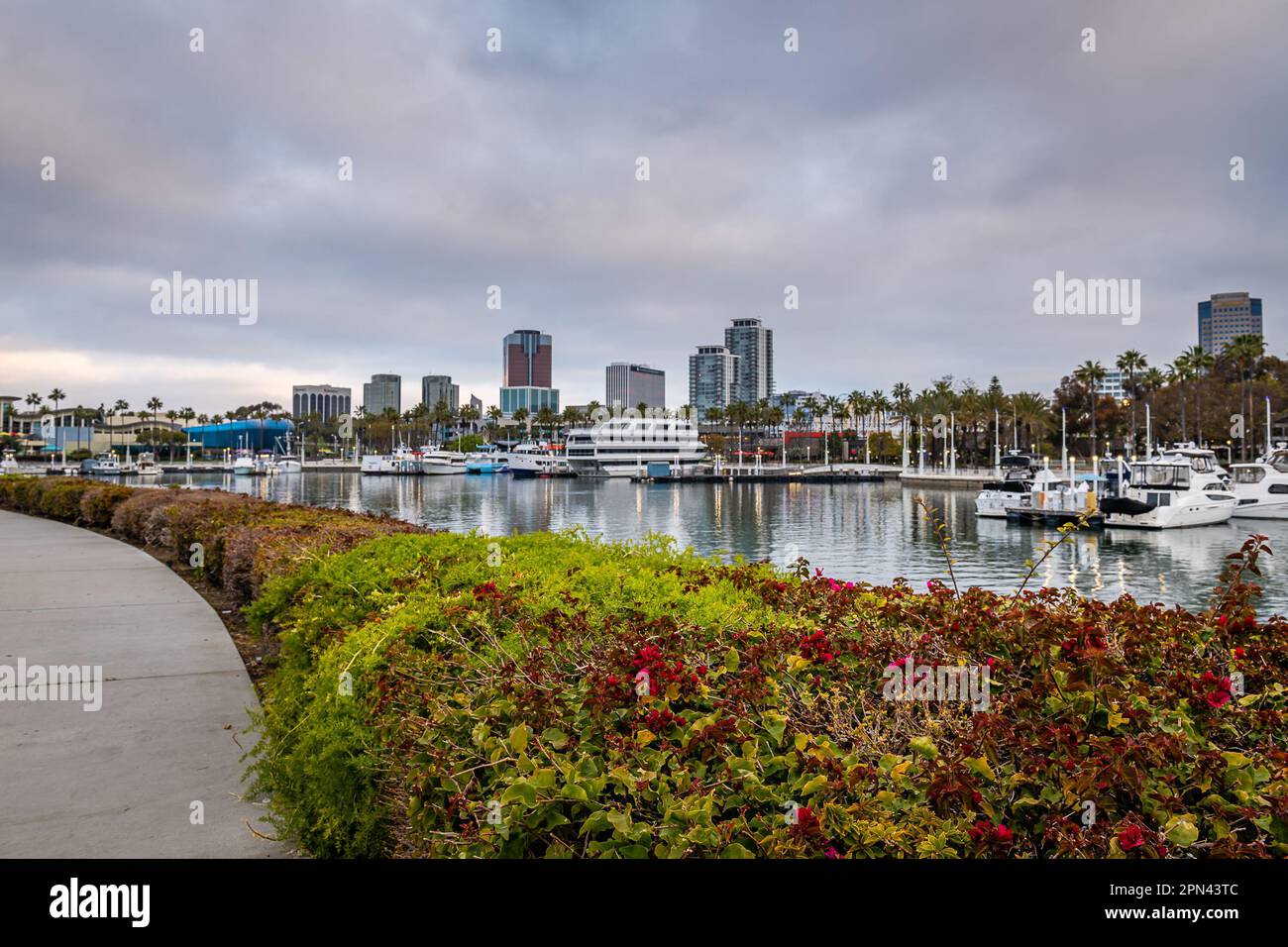 Sonnenaufgang über Shoreline Village in Long Beach Stockfoto