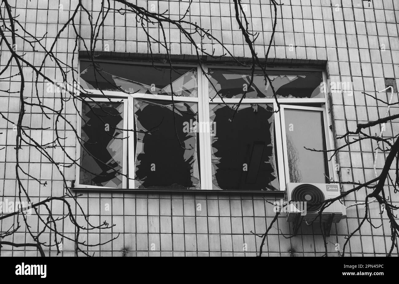 Zerbrochenes Glas von der Explosion. Krieg in der Ukraine Stockfoto