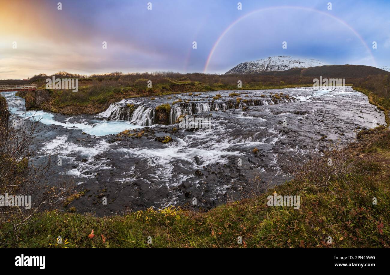 Malerischer Wasserfall Bruarfoss Herbstansicht. Die Jahreszeit ändert sich im südlichen Hochland Islands. Stockfoto