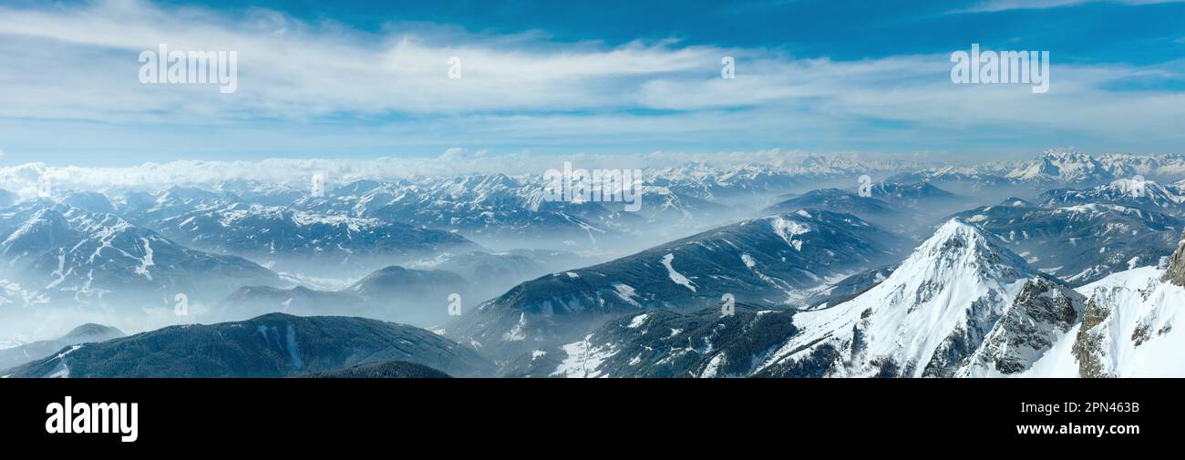 Winterblick vom Dachsteinmassiv in die Region Schladming und Filzmoos (Österreich). Stockfoto