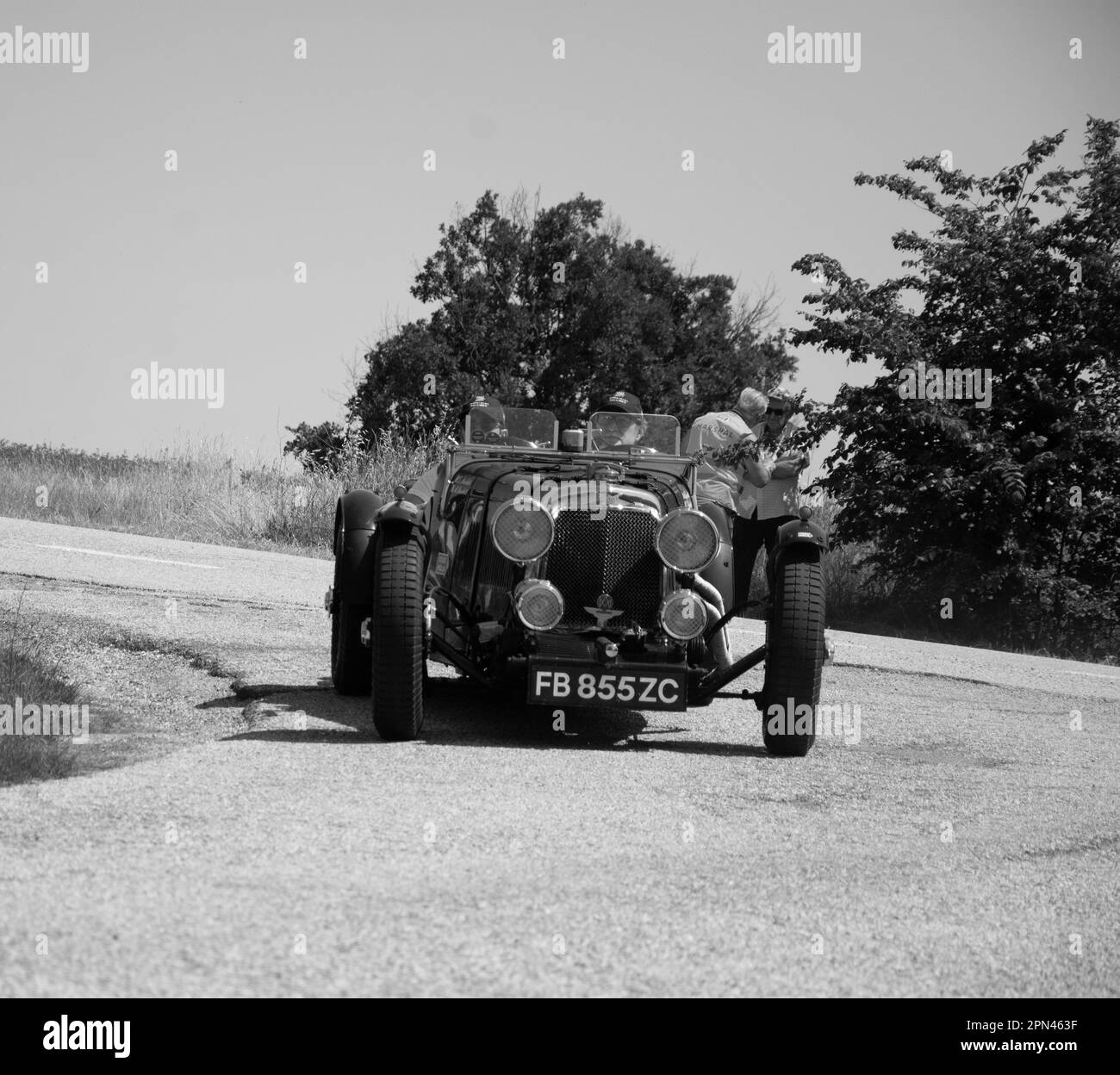 URBINO, ITALIEN - 16. - 2022. JUNI : ASTON MARTIN LE MANS 1933 auf einem alten Rennwagen in der Rallye Mille Miglia 2022, dem berühmten historischen rennen italiens Stockfoto