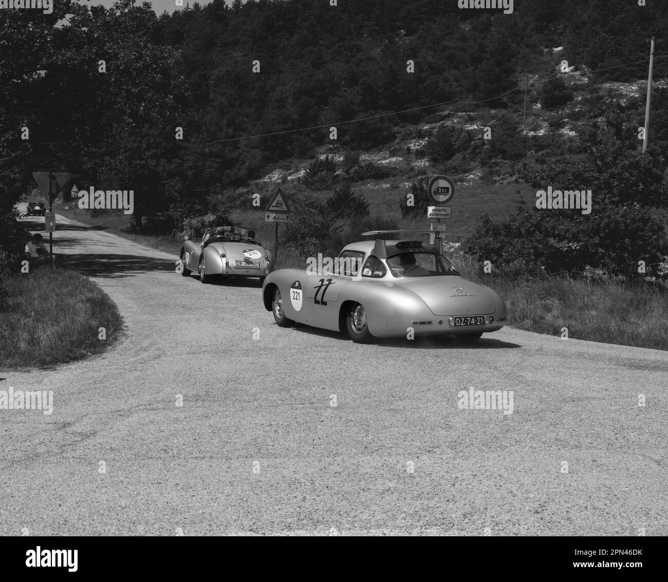 URBINO, ITALIEN - 16. JUNI 2022 : MERCEDES-BENZ 300 SL PROTOTIPO 1952 auf einem alten Rennwagen in der Rallye Mille Miglia 2022, dem berühmten historischen rennen italiens Stockfoto