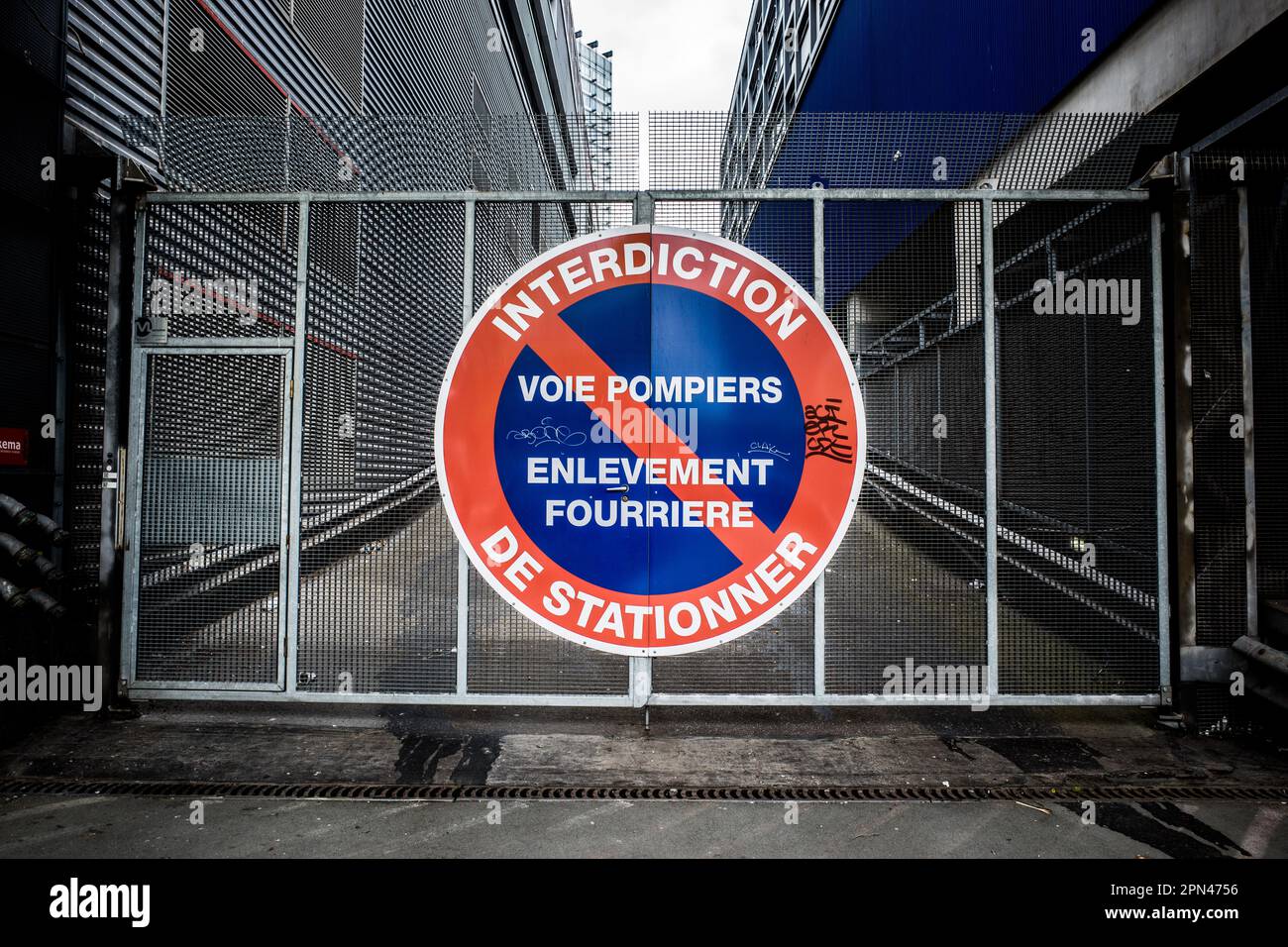 EIN GROSSES „KEIN PARKPLATZ“-SCHILD AN EINEM TOR IN LILLE FRANKREICH - STRASSENSCHILD - PROBLEME MIT DEM PARKEN IN DER STADT © F.BEAUMONT Stockfoto