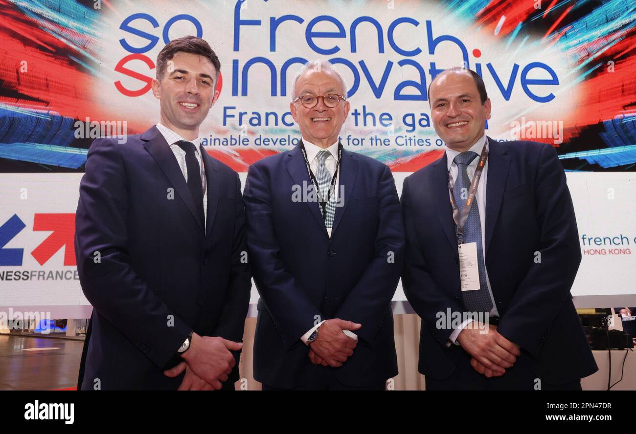 (L-R) Sestier Nicolas, Leiter der Abteilung Industrie und Technologie - Business France China; Gerald Wolf, Berater des französischen Ministers für Europa und Auswärtige Angelegenheiten und Vorsitzender der Task Force „Nachhaltige Städte“; Und Laurent Pelletier, Chief Executive Officer Hong Kong, Veolia, posiert für einen Film auf der so French so innovative Pavilion ICT Expo in Wan Chai. 12APR23 SCMP/Edmond so Stockfoto