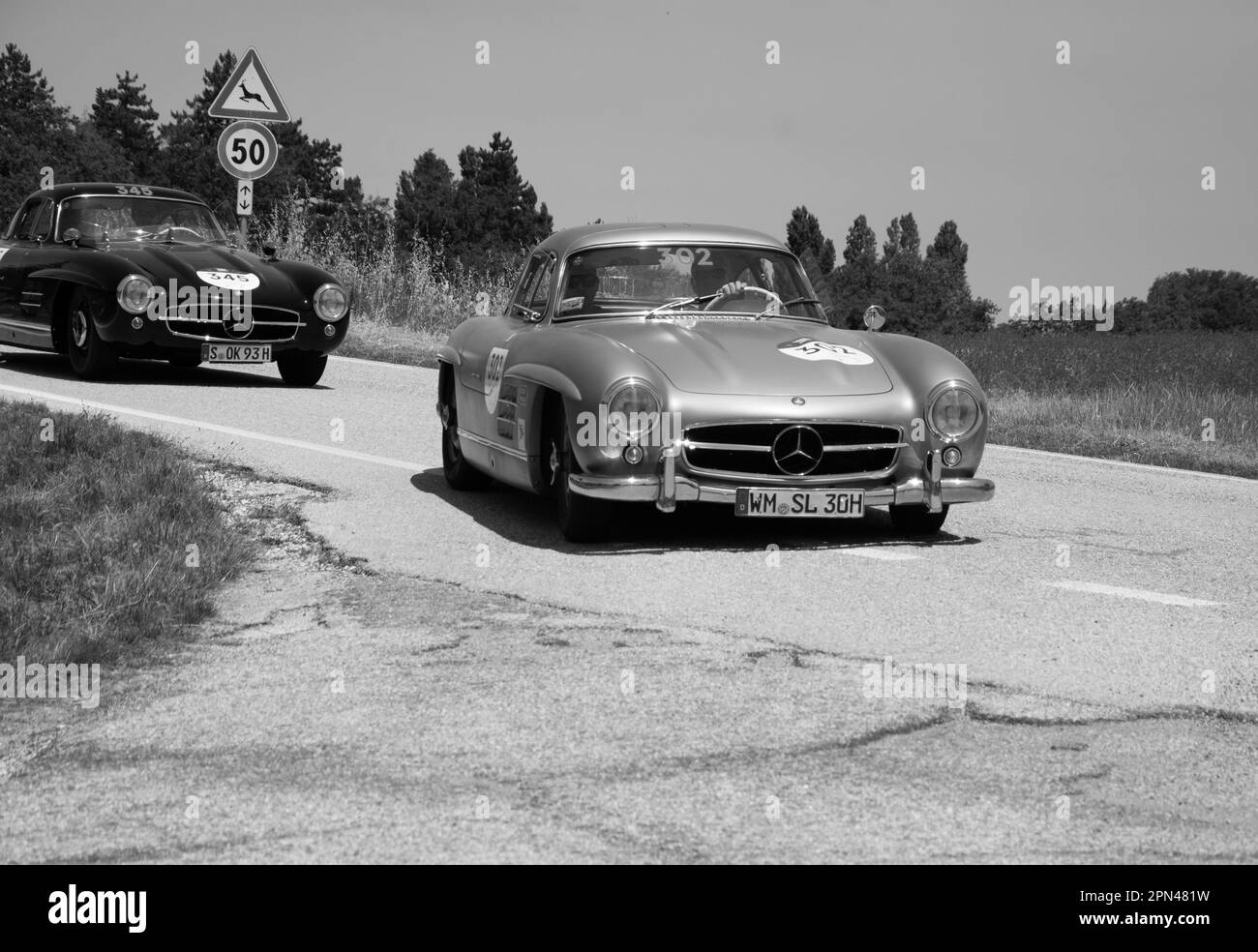 URBINO, ITALIEN - 16. - 2022. JUNI : MERCEDES BENZ 300 SL W198 1954 auf einem alten Rennwagen in der Rallye Mille Miglia 2022, dem berühmten historischen rennen italiens Stockfoto