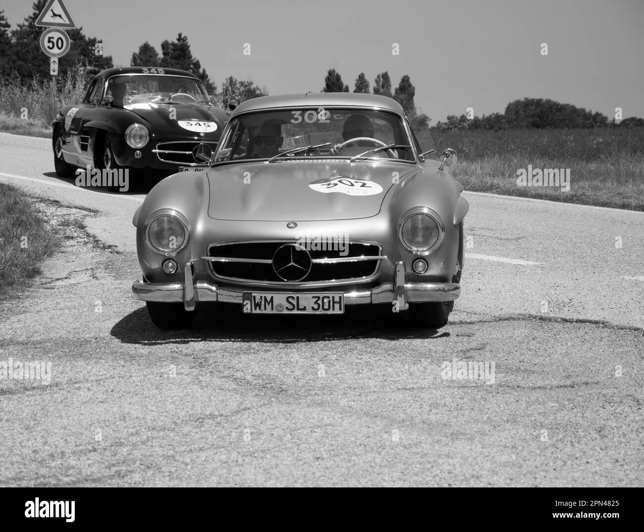 URBINO, ITALIEN - 16. - 2022. JUNI : MERCEDES BENZ 300 SL W198 1954 auf einem alten Rennwagen in der Rallye Mille Miglia 2022, dem berühmten historischen rennen italiens Stockfoto