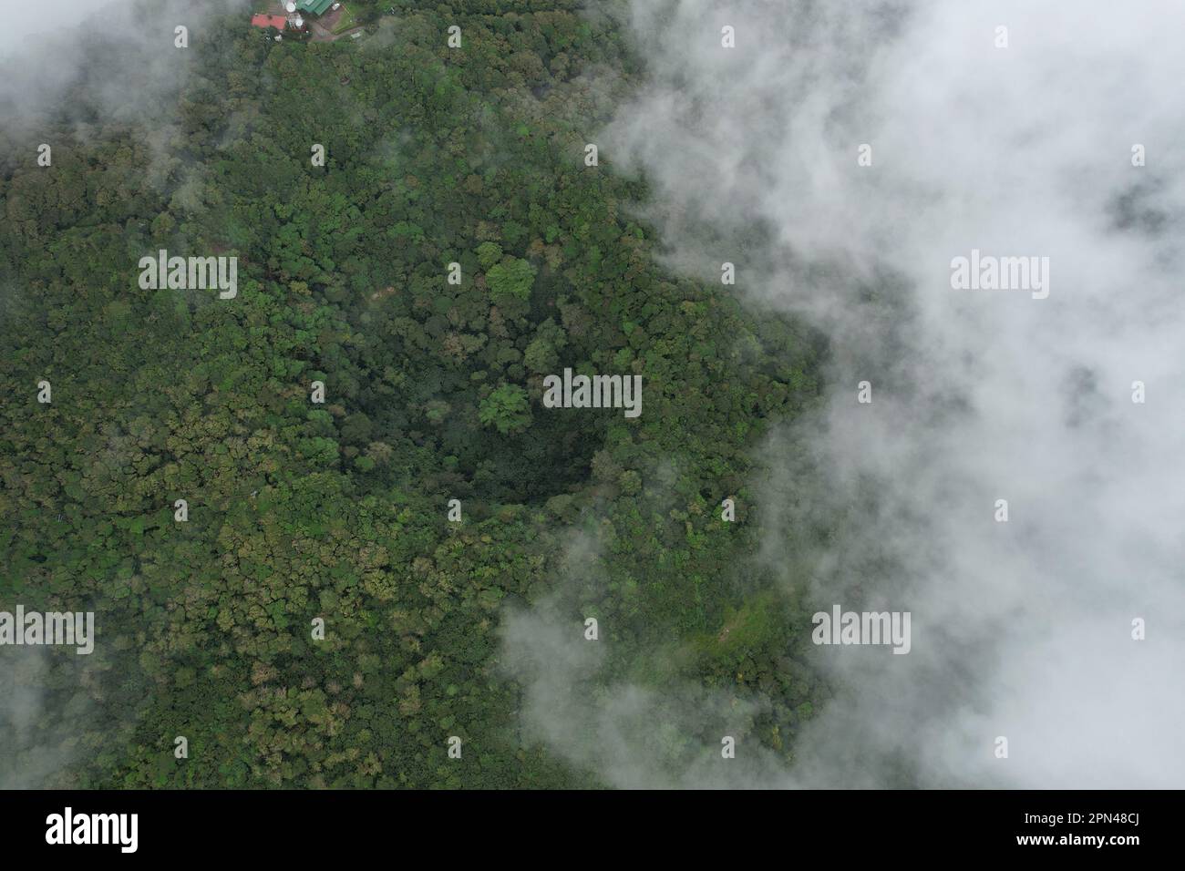 Tiefgrüner Vulkankrater von Mombacho aus der Vogelperspektive Stockfoto