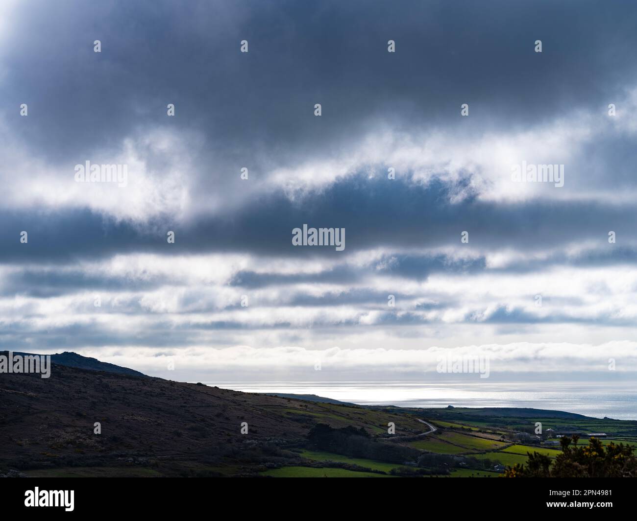 Dramatische Wolkenlandschaft North Coast Road Cornwall von Rosewall Hill Stockfoto