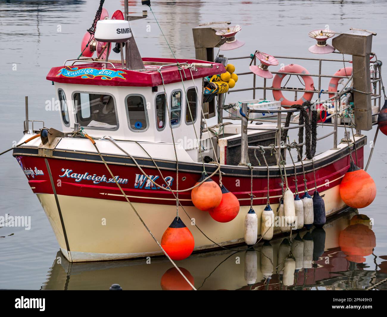 Kleines farbenfrohes Fischerboot im Hafen von Newhaven, Edinburgh, Schottland, Großbritannien Stockfoto