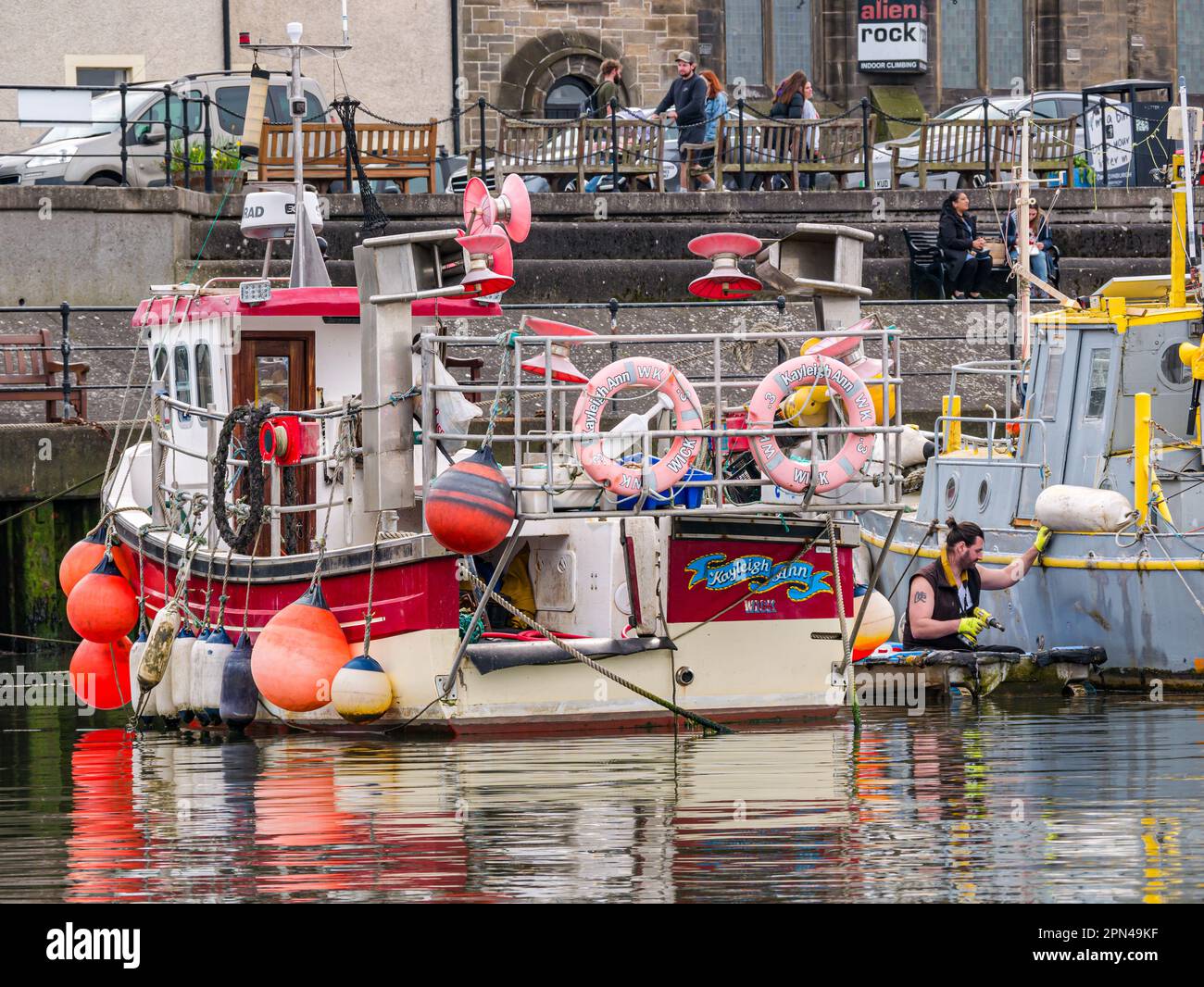 Kleine farbenfrohe Fischerboote, die im Hafen von Newhaven, Edinburgh, Schottland, Großbritannien, vor Anker liegen Stockfoto