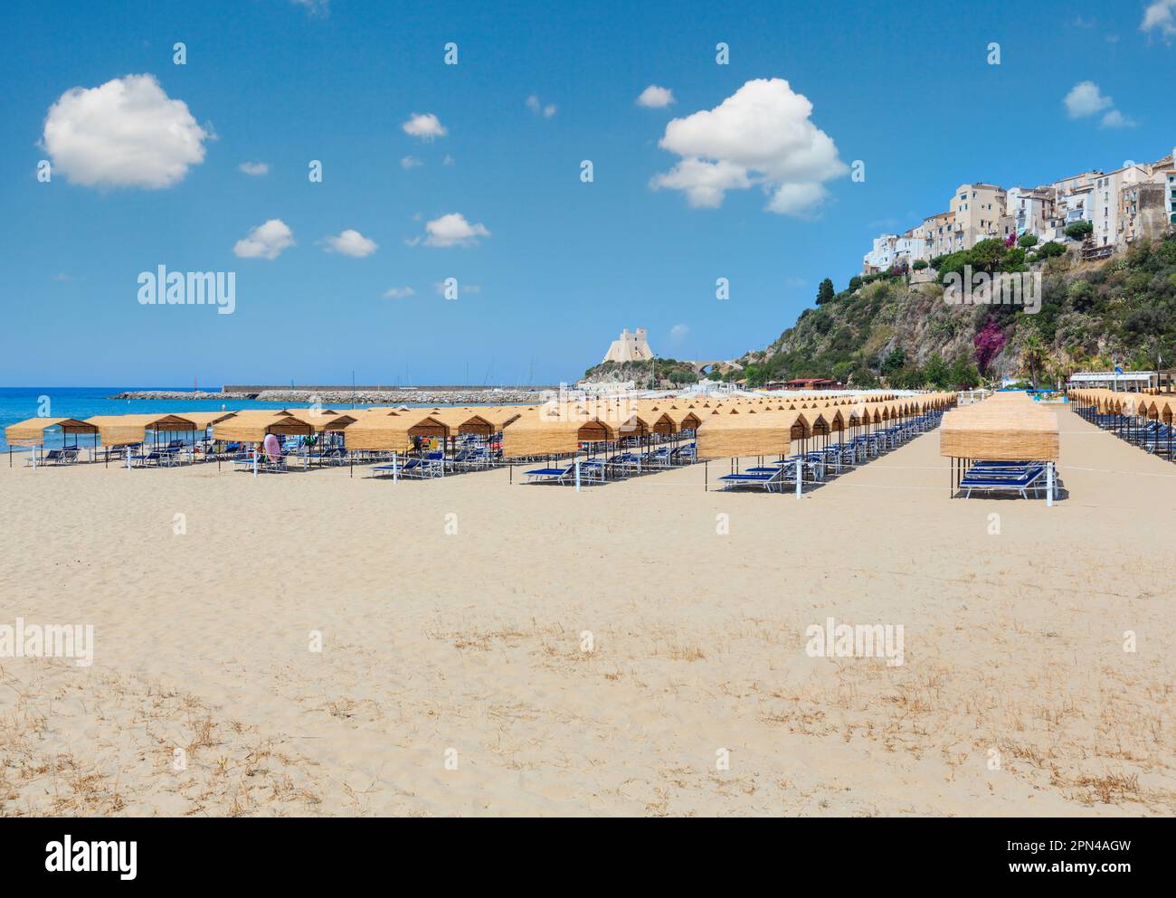 Strand von Sperlonga und Torre Truglia, Provinz Latina in der italienischen Region Latium. Personen unkenntlich. Stockfoto