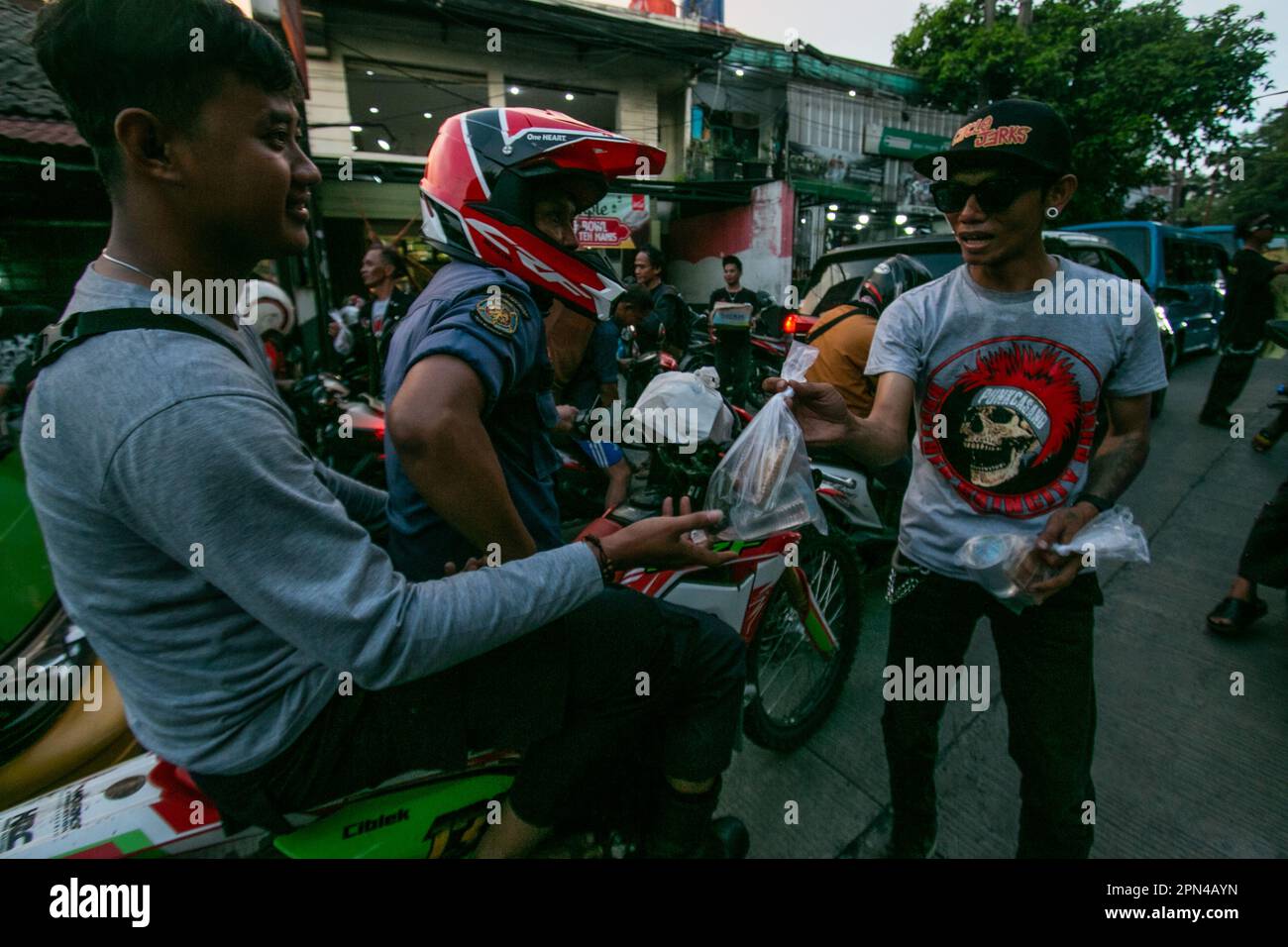 Die Punk Community in Bogor, West Java, Indonesien, vertreibt im heiligen Monat Ramadan am 16. April 2023 iftar-Mahlzeiten an Straßenbenutzer. Stockfoto