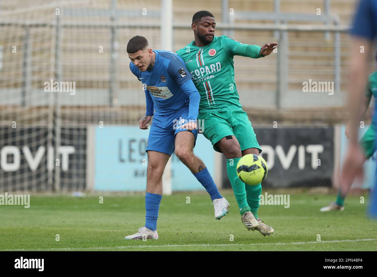 Virton, Belgien. 16. April 2023. Dender Suer Barbaros Cukur Tiago und Virtons William Remy kämpfen um den Ball während eines Fußballspiels zwischen Royal Excelsior Virton und Dender EH, Sonntag, den 16. April 2023 in Virton, am 7. Tag der Relegation Play-offs der 1B. Division der belgischen Meisterschaft „Challenger Pro League“ 2022-2023. BELGA FOTO BRUNO FAHY Kredit: Belga News Agency/Alamy Live News Stockfoto