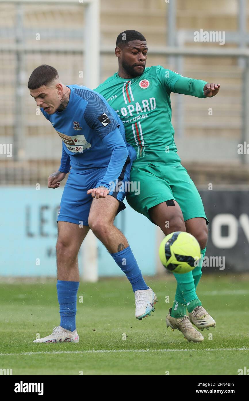 Virton, Belgien. 16. April 2023. Dender Suer Barbaros Cukur Tiago und Virtons William Remy kämpfen um den Ball während eines Fußballspiels zwischen Royal Excelsior Virton und Dender EH, Sonntag, den 16. April 2023 in Virton, am 7. Tag der Relegation Play-offs der 1B. Division der belgischen Meisterschaft „Challenger Pro League“ 2022-2023. BELGA FOTO BRUNO FAHY Kredit: Belga News Agency/Alamy Live News Stockfoto