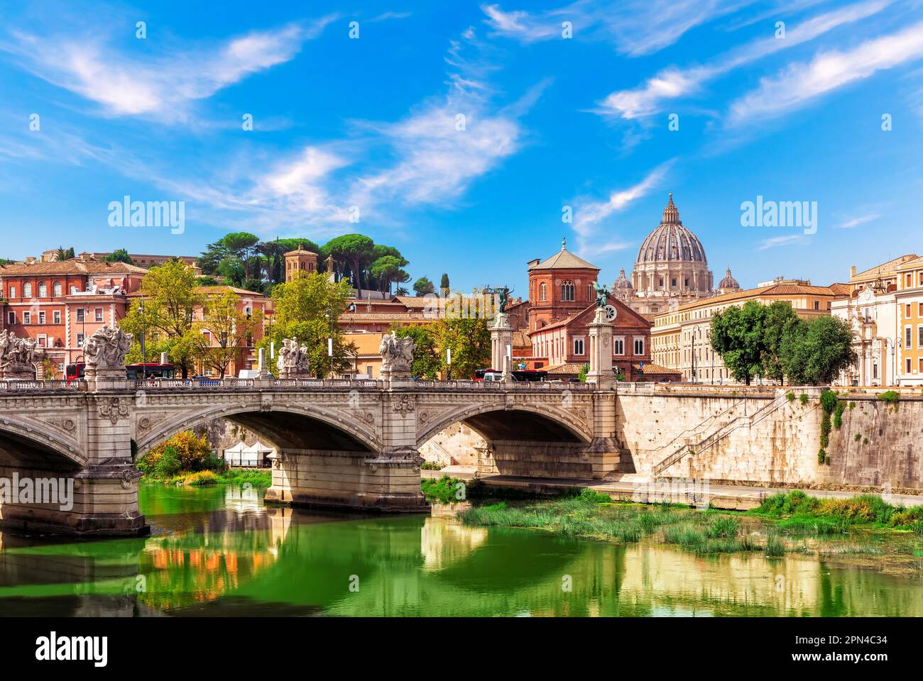 Die Aelianische Brücke über den Tiber und den Petersdom, Rom, Italien Stockfoto