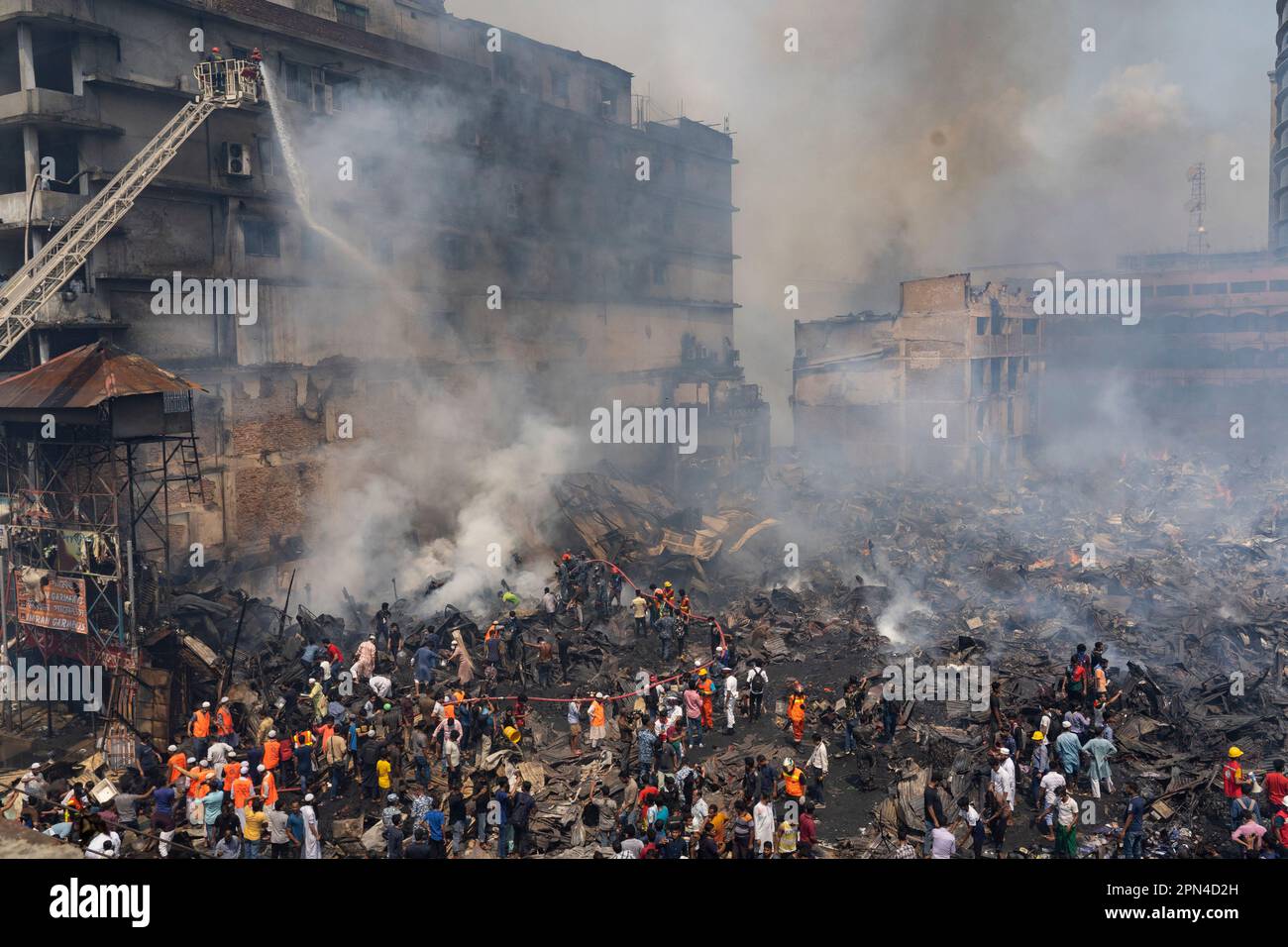 4. April 2023. Feuer auf dem Bongobazar Markt. Stockfoto