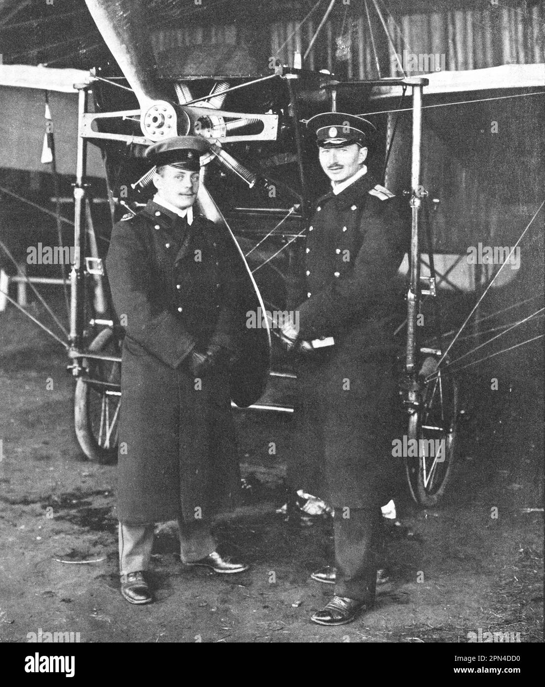 Leutnant G.V. Piotrovsky und Passagier A. Masainov fliegt über 50 Meilen mit einem Blériot-Flugzeug. Foto von 1910. Stockfoto