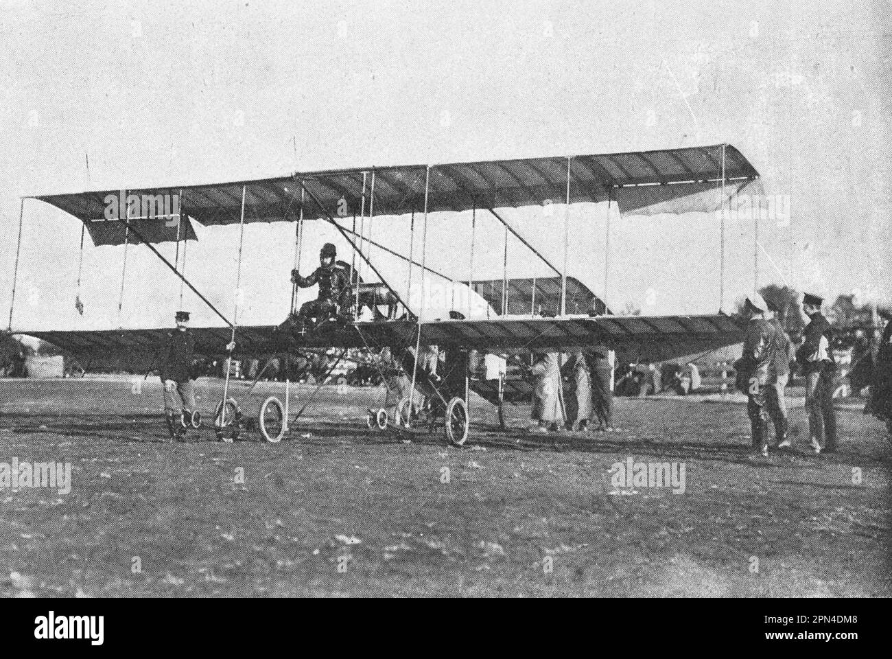 Der erste russische Militärflieger Lew Macjewitsch (Matsijewitsch) vor dem Flug. Foto 1910. Stockfoto