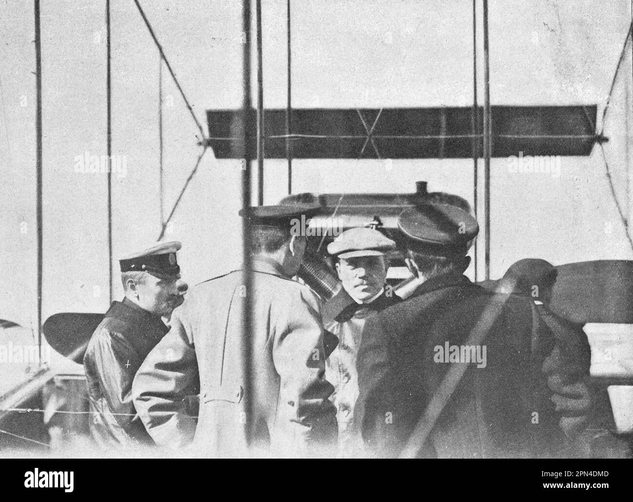Der erste russische Militärflieger Lew Macjewitsch (Matsijewitsch) mit Freunden. Foto von 1910. Stockfoto