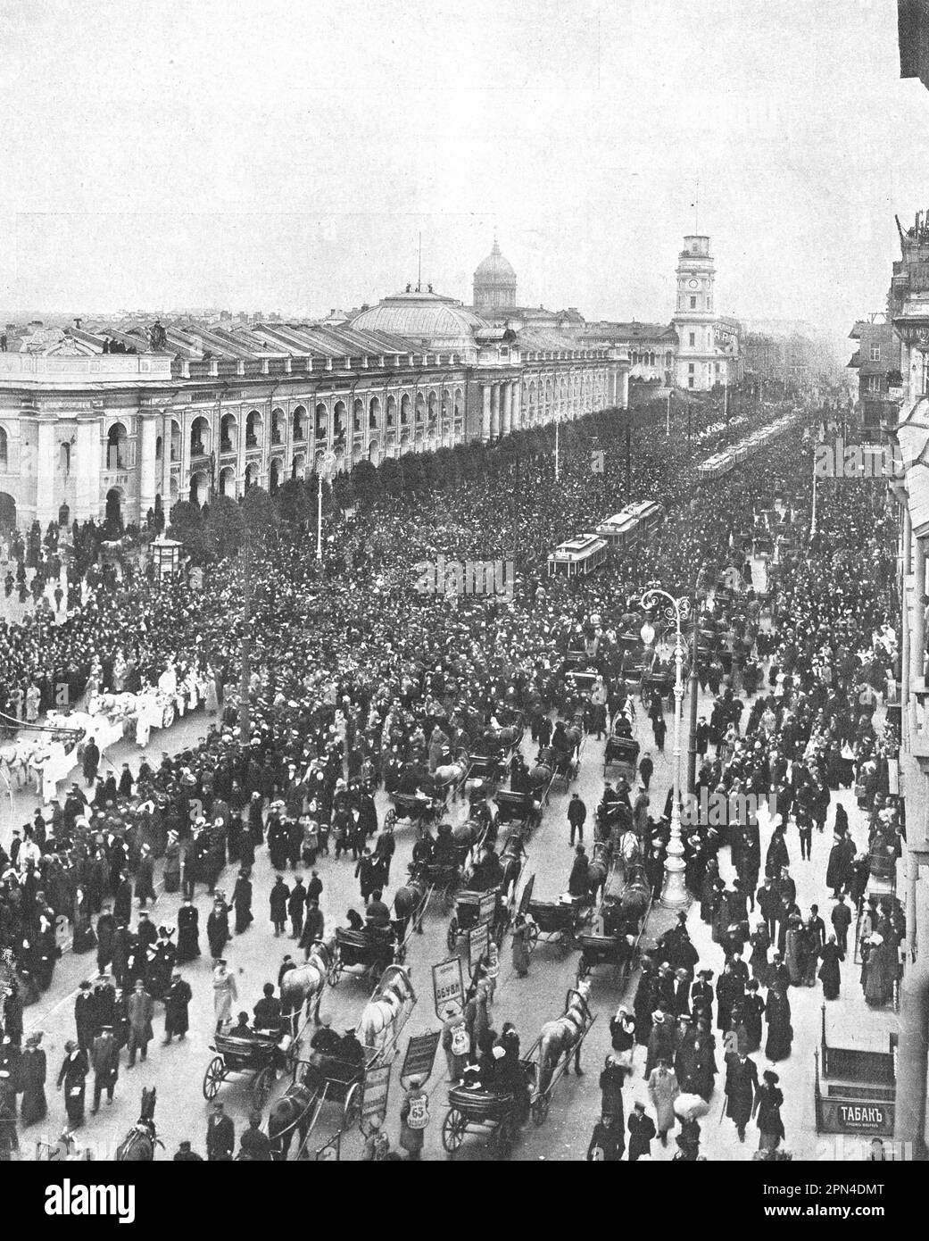 Die Beerdigung von Hauptmann Lew Macjewitsch (Matsijewitsch). Bestattungszug am Newski-Prospekt in St. Petersburg. Foto von 1910. Stockfoto