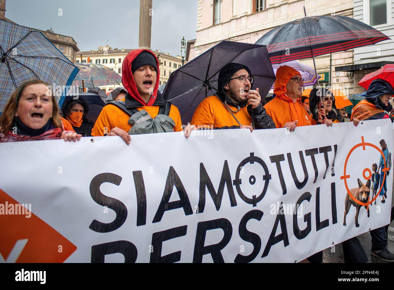 Tierrechtler halten während der Demonstration ein Banner. Demonstration der „Alleanza Animalista“ (Animalistenallianz) protestierte gegen die Änderungen von Artikel 19 des Gesetzes 157 von 1992. In dem Änderungsantrag "Wildjagd", der in das Haushaltsgesetz 2023 aufgenommen wurde, hat das italienische Parlament die Einreise von Jägern in die Städte zugelassen, die Verwendung unblutiger Methoden zur Bekämpfung von Wildtieren gestrichen und die Genehmigung eines Fünfjahresplans zur zahlenmäßigen Reduzierung aller Arten wild lebender Tiere vorgesehen. „Alleanza Animalista“ ist eine Bewegung zum Schutz der Freiheit und der Rechte von Tieren. (Pho Stockfoto