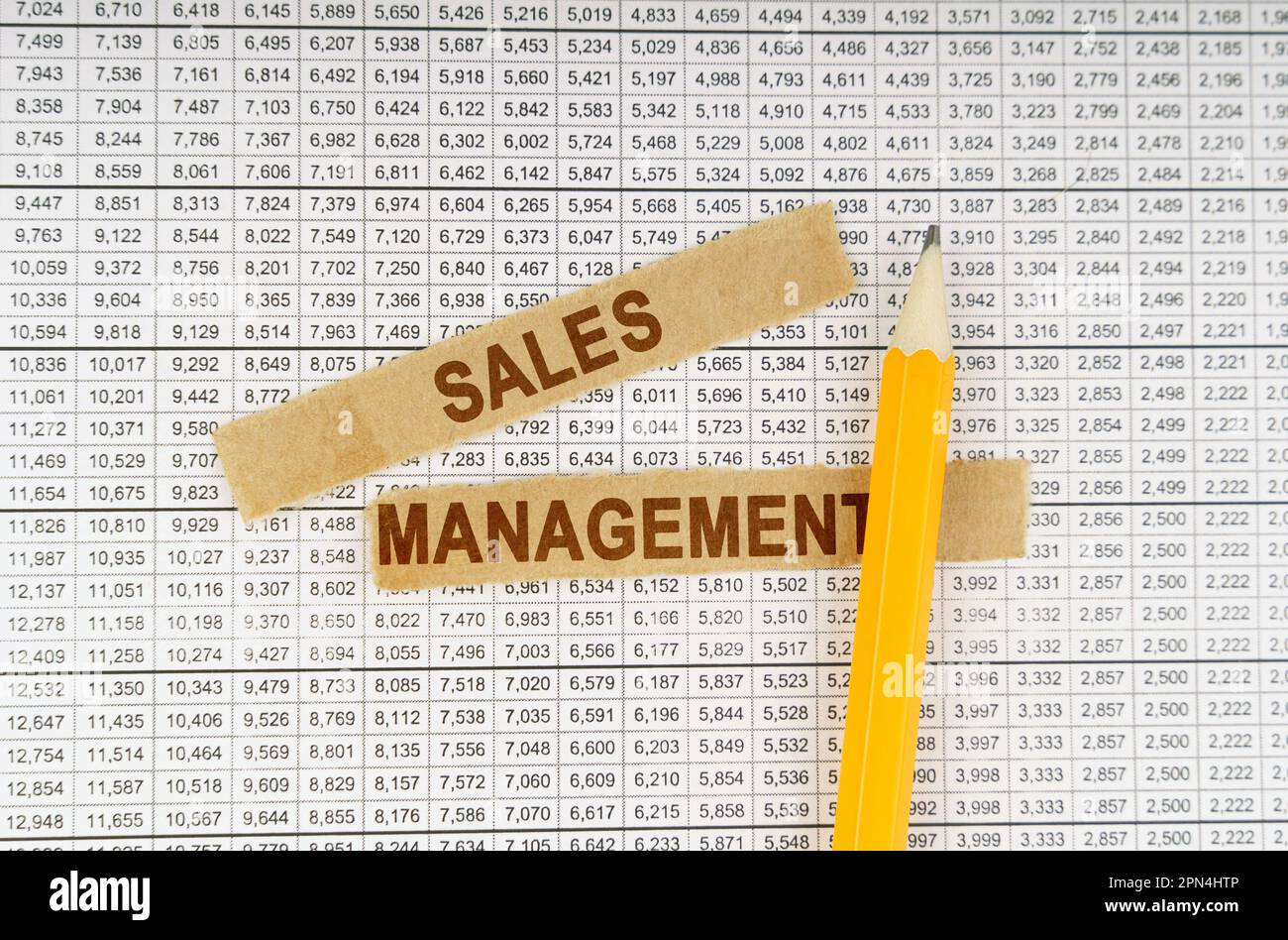 Geschäftskonzept. Auf den Dokumenten mit Berichten befinden sich ein Bleistift und Streifen Papier mit der Aufschrift „Sales Management“ Stockfoto