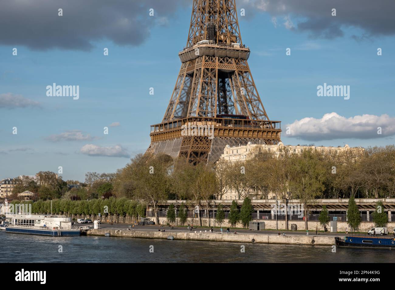 Eiserne Wurzeln, die sich bis zum Himmel erstrecken die Gründung des Eiffelturms in Paris Stockfoto
