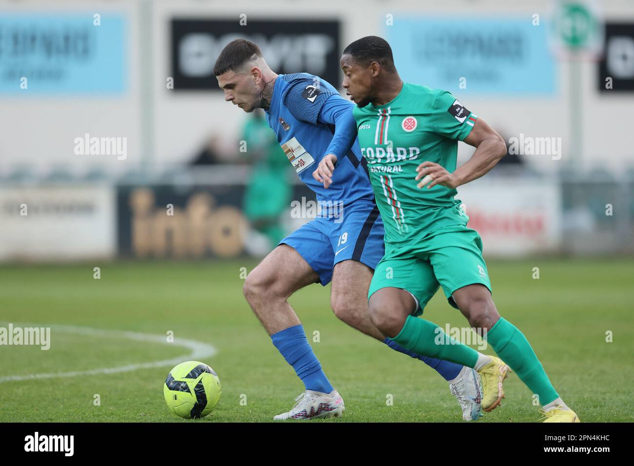 Virton, Belgien. 16. April 2023. Dender's Suer Barbaros Cukur Tiago und Virtons Yannick Selim Aguemon kämpfen um den Ball während eines Fußballspiels zwischen Royal Excelsior Virton und Dender EH, Sonntag, den 16. April 2023 in Virton, Am 7. Tag der Relegation Play-offs der 1B. Division der belgischen Meisterschaft 2022-2023 „Challenger Pro League“. BELGA FOTO BRUNO FAHY Kredit: Belga News Agency/Alamy Live News Stockfoto