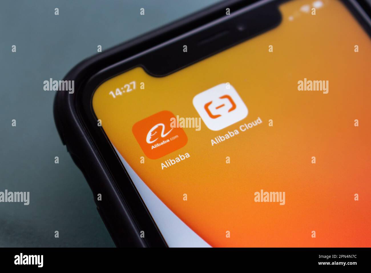 Vancouver, KANADA - April 15 2023 : Alibaba.com und Alibaba Cloud (Aliyun) Ikonen auf einem iPhone. Chinas Cloud-Computing- und generative KI-Konzept Stockfoto