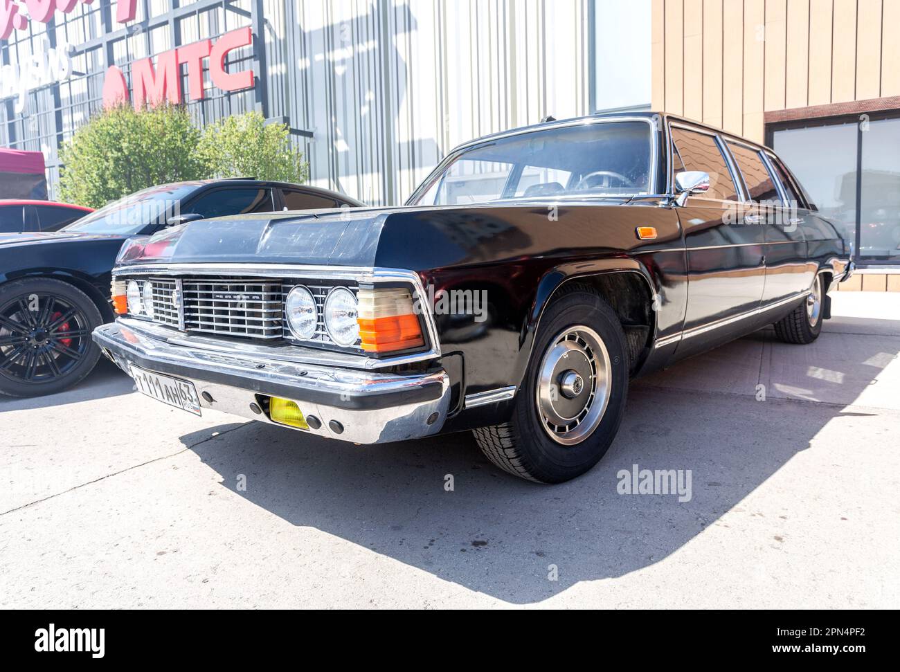 Samara, Russland - 8. Mai 2022: Oldtimer GAZ-14 „Chayka“ (1988) auf der Ausstellung alter und seltener Autos Stockfoto