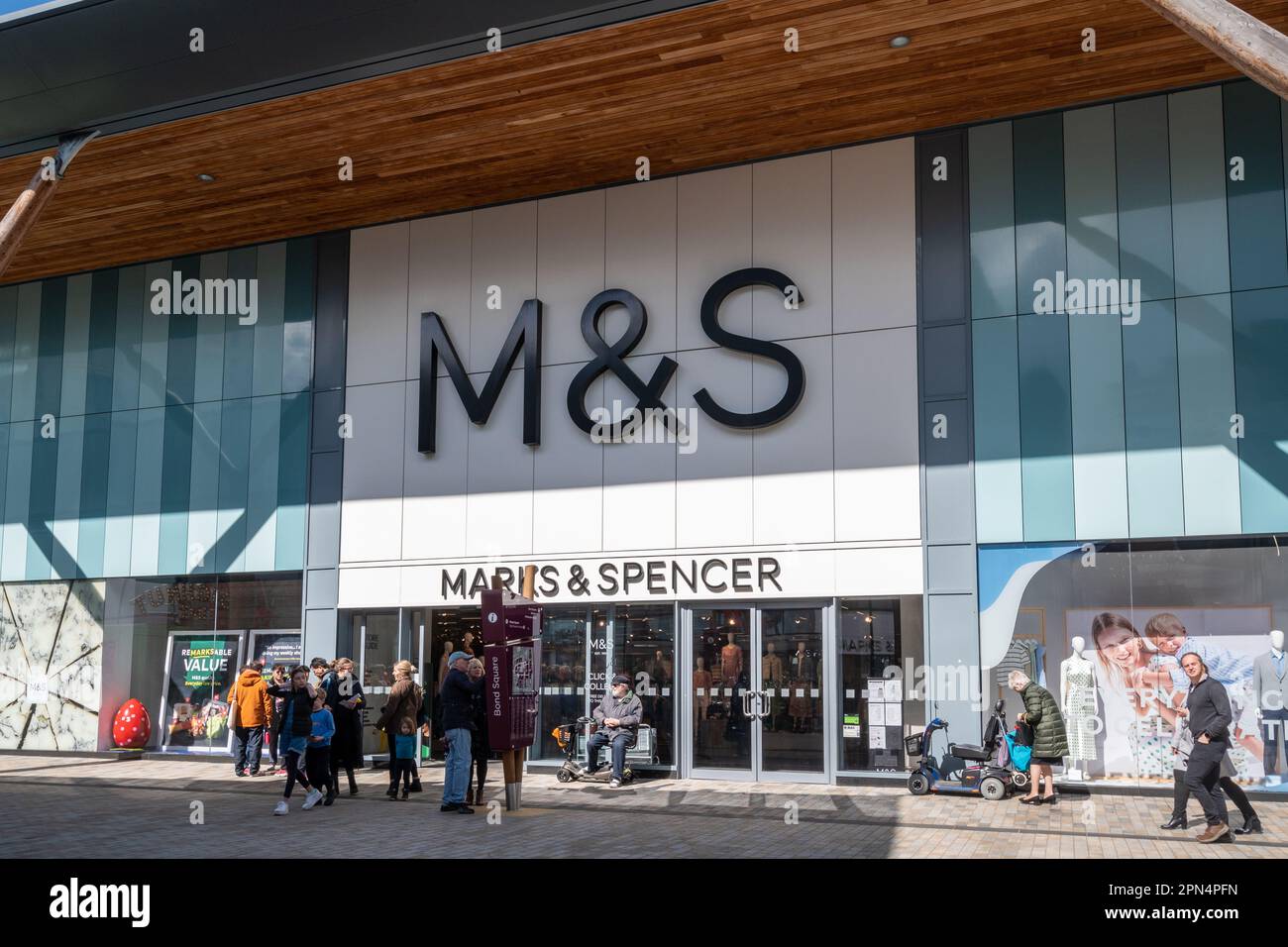 M&S Marks & Spencer Shop Front im Lexicon Centre, Bracknell Town Centre, Berkshire, England, Großbritannien, Mit Käufern draußen Stockfoto