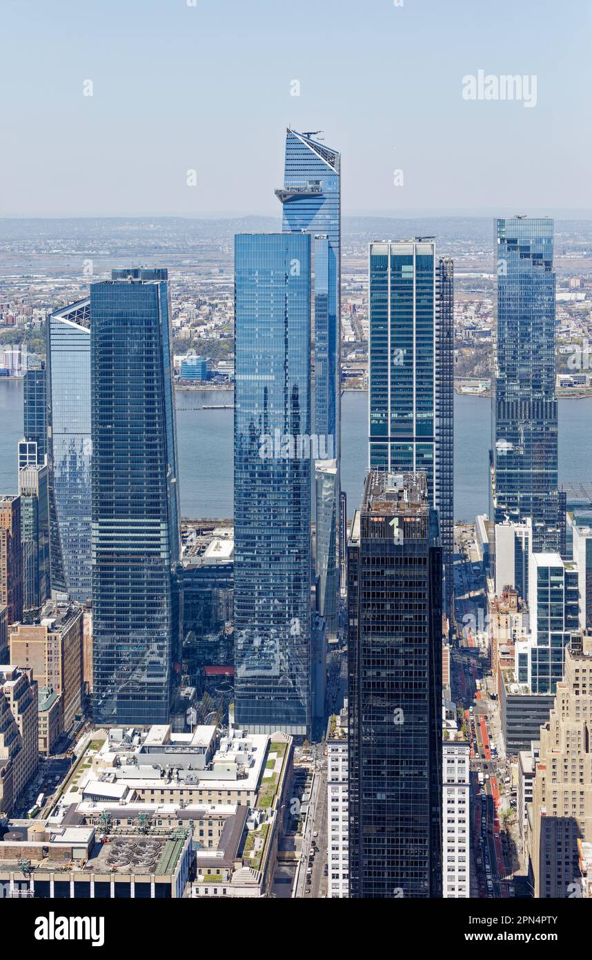 Mehr als ein Dutzend Wolkenkratzer, von denen einige immer noch steigen, befinden sich im NYC-Projekt zur Sanierung der Hudson Yards. (Blick vom Empire State Building, 13. April 2023) Stockfoto