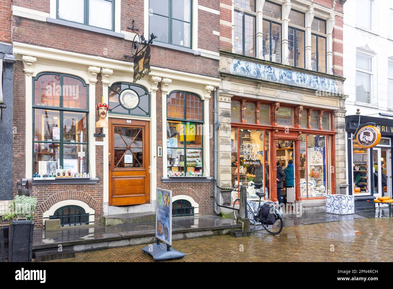 Blue Delft Töpferei, Souvenir- und Käseläden, Markt, Delft, Provinz Südholland, Königreich der Niederlande Stockfoto