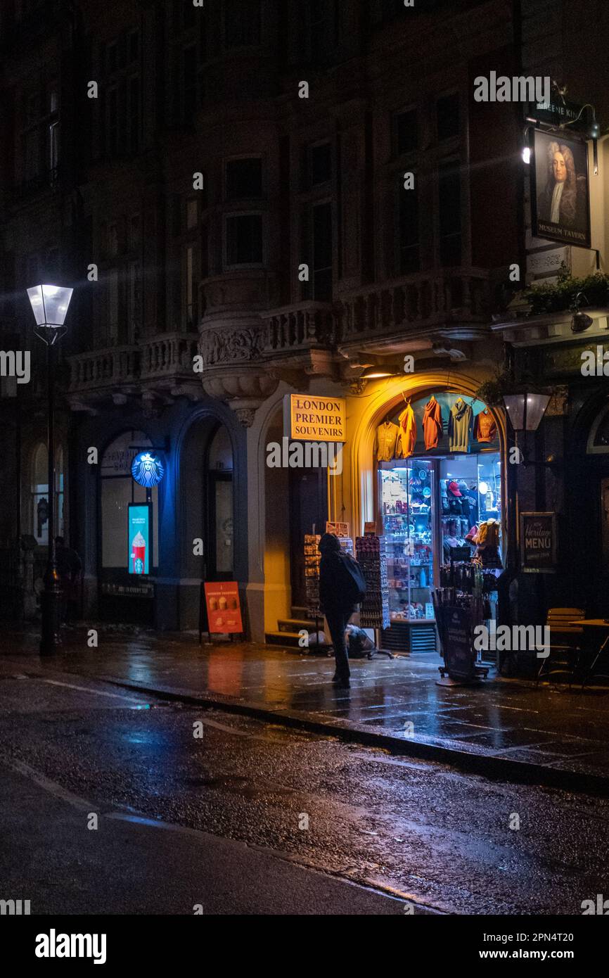 London Souvenir Shop at Night, Great Russell Street, London, Großbritannien Stockfoto