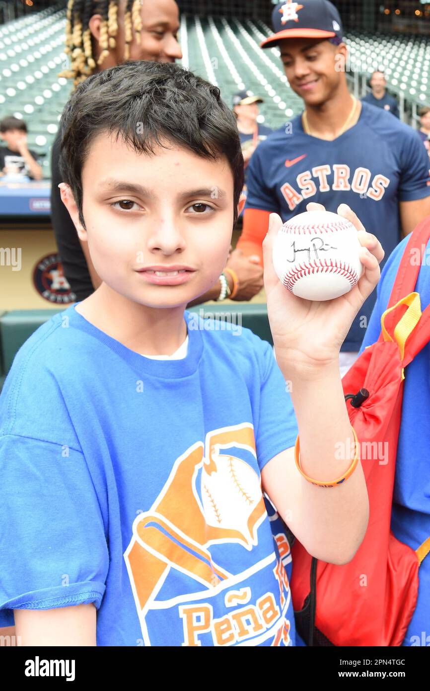 Eines der PE„AÕS Pals zeigt einen signierten Baseball vom Houston Astros Shortstop Jeremy Pena (3) vor dem MLB-Spiel zwischen den Texas Ranges und Th Stockfoto