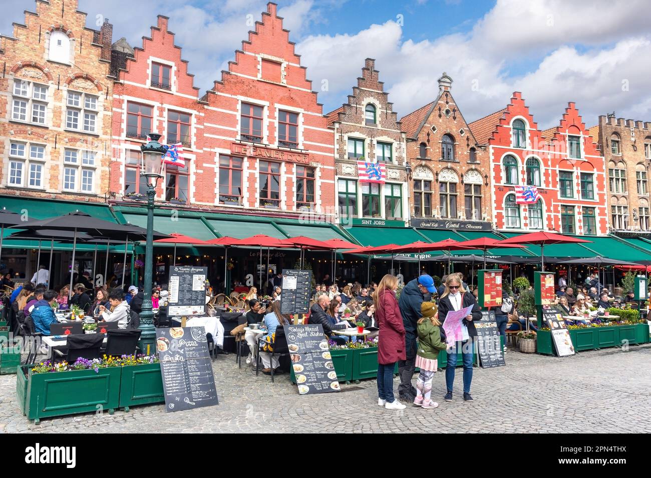 Mittelalterliche Gebäudefassaden im Markt (Marktplatz), Brügge (Brügge), Provinz Westflandern, Flämische Region, Belgien Stockfoto