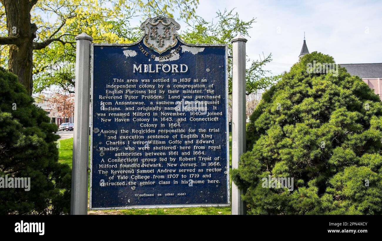 MILFORD, CT, USA - 13. APRIL 2023: Informationsschild Milford Green in der Innenstadt in der Nähe der Post Road Stockfoto