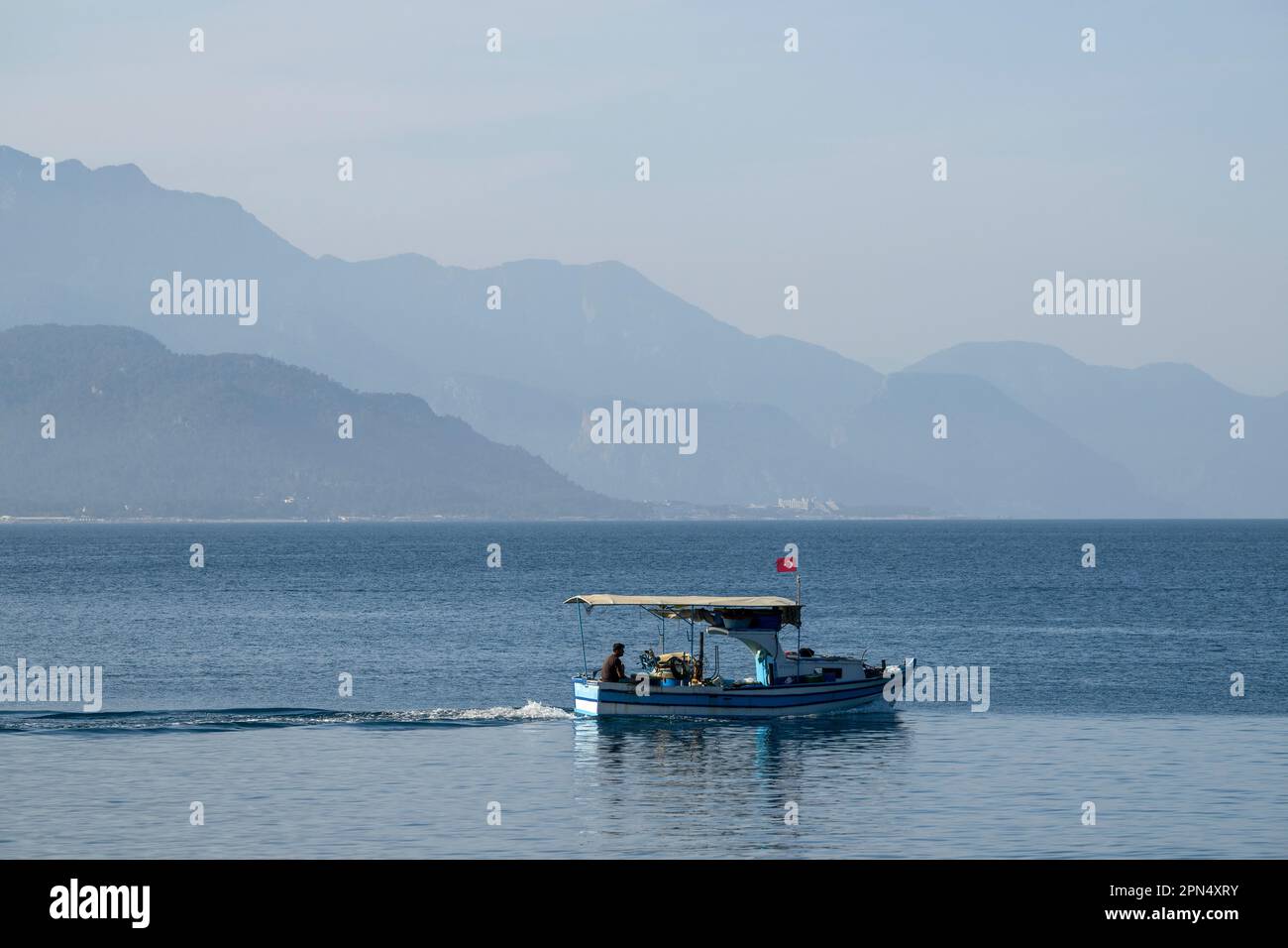 Ein kleines Fischerboot auf dem Wasser der südlichen Mittelmeerküste der Türkei in der Nähe von Kemer, Antalya, Türkei. Stockfoto