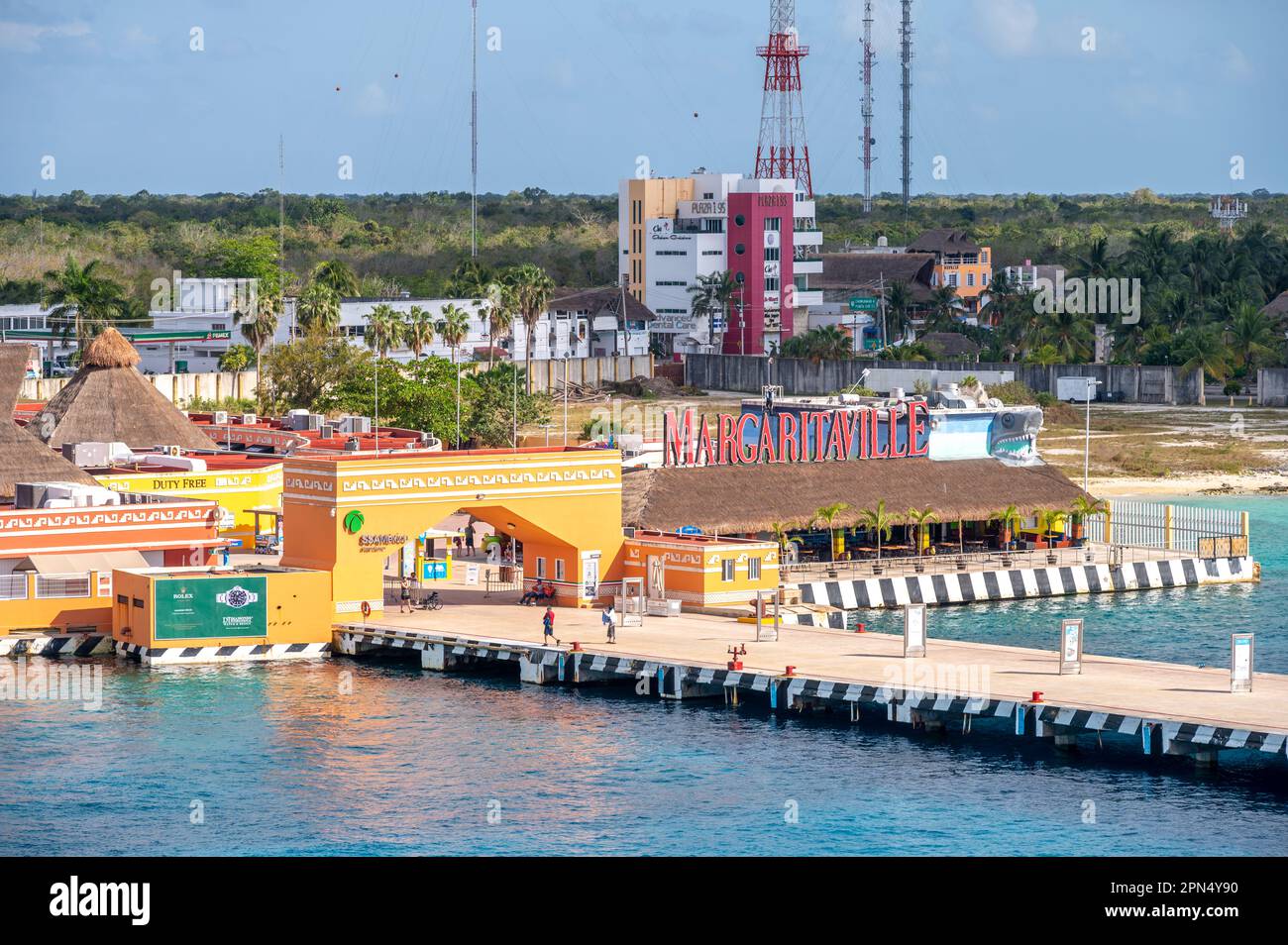 Cozumel, Mexiko - 4. April 2023: Blick auf die Skyline von Cozumel entlang des Kreuzfahrthafens. Stockfoto