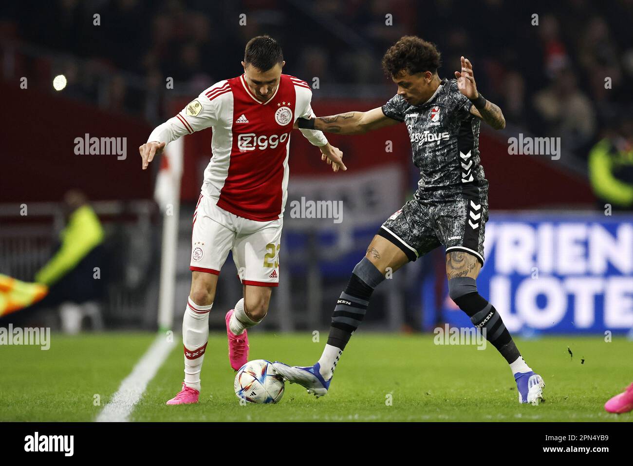 AMSTERDAM - (L-R) Steven Berghuis von Ajax, Jermy Antonisse vom FC Emmen während des niederländischen Premier-League-Spiels zwischen Ajax Amsterdam und dem FC Emmen in der Johan Cruijff Arena am 16. April 2023 in Amsterdam, Niederlande. ANP MAURICE VAN STONE Stockfoto