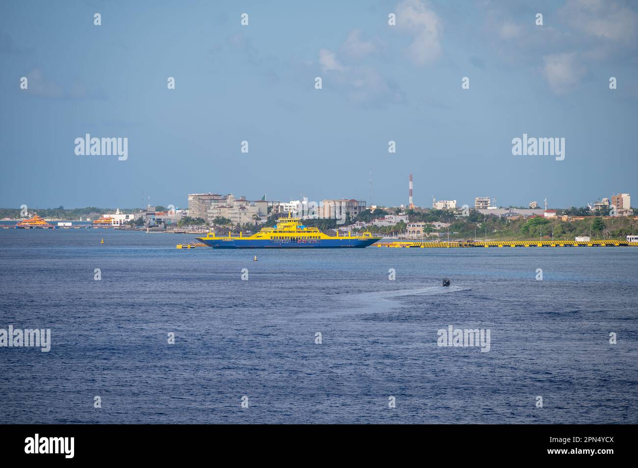 Cozumel, Mexiko - 4. April 2023: Blick auf die Fähre am Hafen in der Nähe von Cozumel, Mexiko. Stockfoto