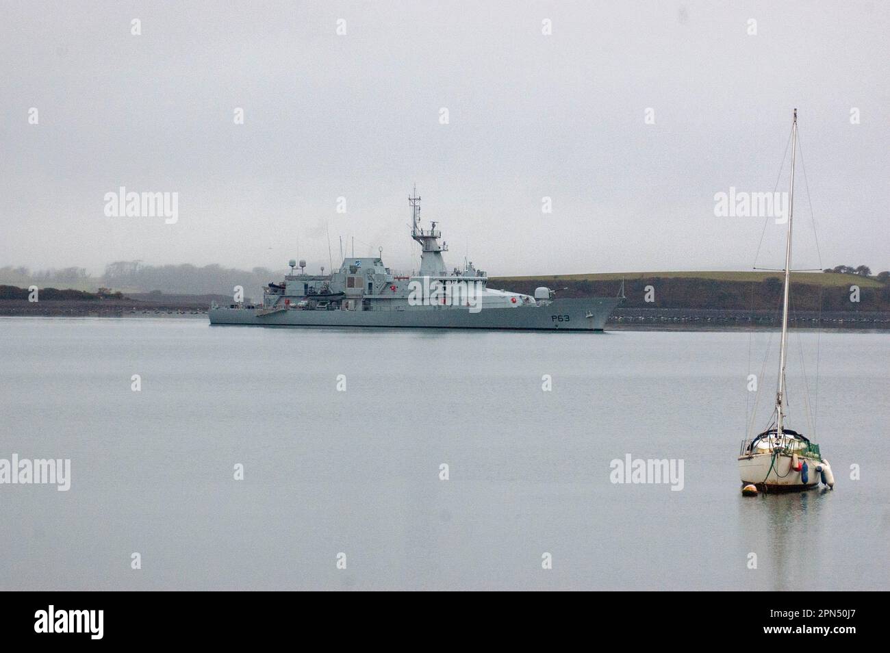 Bantry Bay, West Cork, Irland. Sonntag, 16. April 2023, Bantry West Cork Irland. Das irische Marineschiff Lé William Butler Yates war heute Morgen vor Anker in Bantry Bay. Das Schiff auf Routinepatrouille kommt frisch von den Fersen des französischen Marineschiffs Aquitaine, das zur NATO abgestellt wurde, hat Anfang dieser Woche in Glengarriff Schutz gesucht. Kredit; ED/Alamy Live News Stockfoto