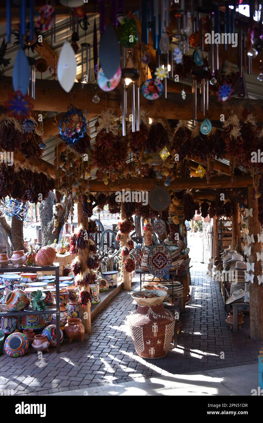 Sedona, AZ USA 1/13/2023. Son Silver West Galerien. Wunderschöne Vintage-Schilder, Kodak, Bob's Big Boy-Zeichen, Windspinner, mexikanische Rasenschmuck, Pfeffer Stockfoto